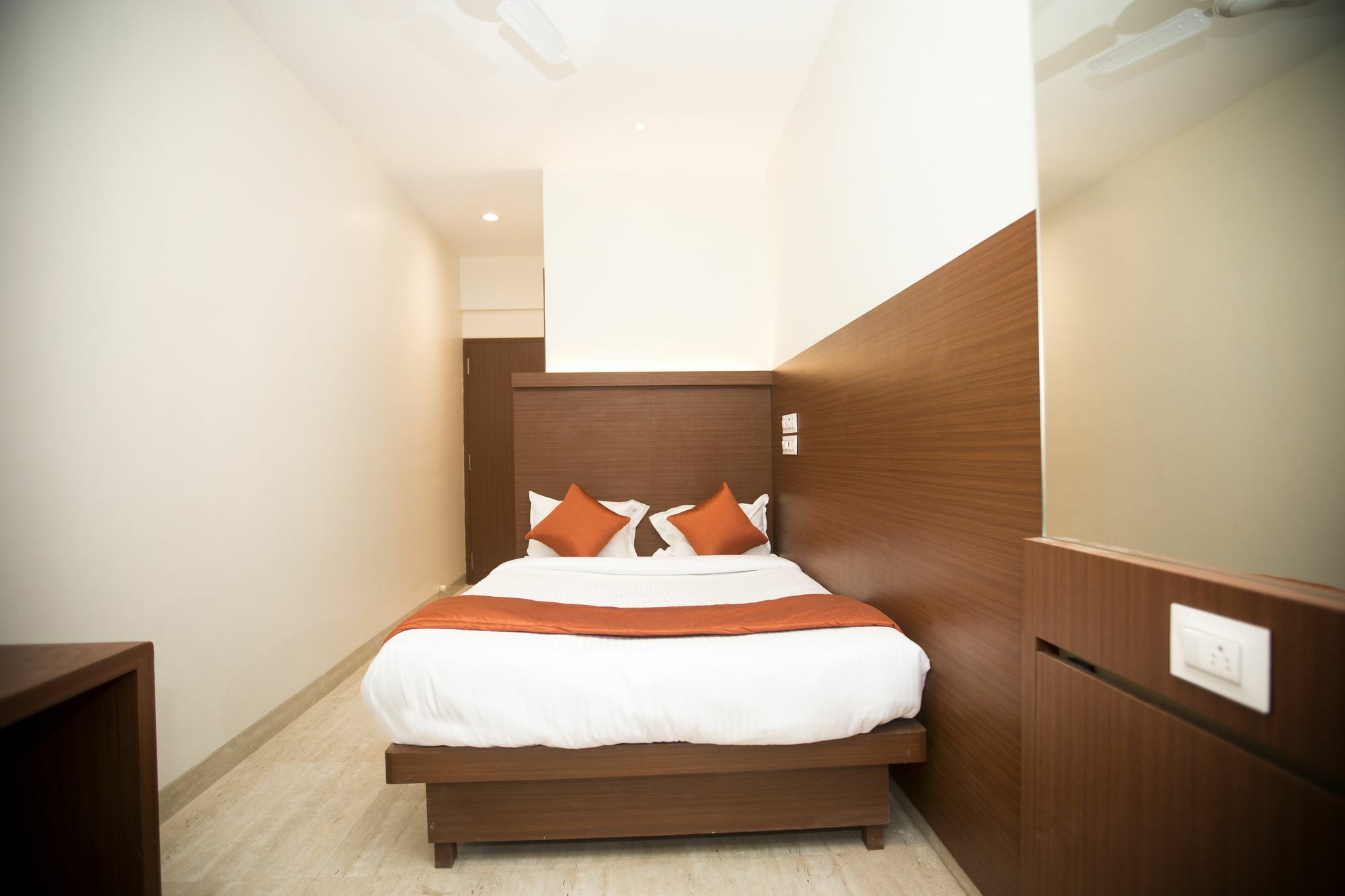 Hotel Spring Inn Мумбаї Екстер'єр фото